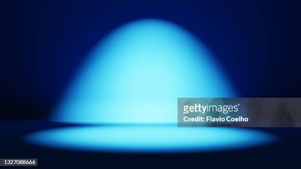 blue spot lit stage background - 射燈 個照片及圖片檔