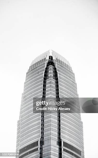 ifc building, hong kong - tour two international finance center photos et images de collection