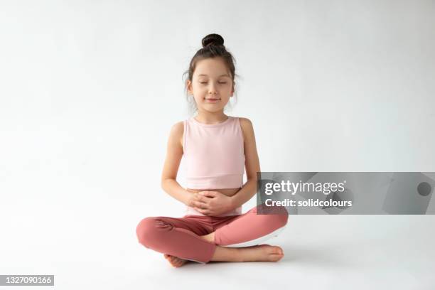 chica linda haciendo ejercicio de respiración - respirar fotografías e imágenes de stock