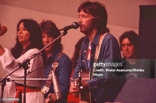 Eric Clapton performs on stage with singer Yvonne Elliman and... Foto di  attualità - Getty Images
