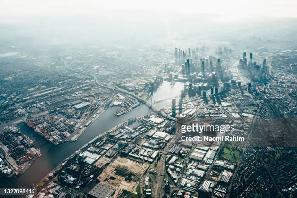 melbourne city skyline and yarra river viewed from above - melbourne aerial view stockfoto's en -beelden