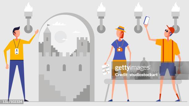 historischeburg und touristen - museum guide stock-grafiken, -clipart, -cartoons und -symbole