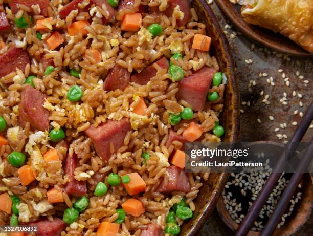 arroz frito con jamón especiado frito - arroz frito fotografías e imágenes de stock