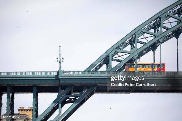 double decker bus travelling northbound over the tyne bridge - tyne bridge bildbanksfoton och bilder