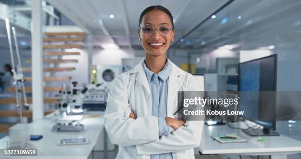 ritratto di uno scienziato fiducioso che lavora in un laboratorio moderno - scientist foto e immagini stock