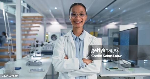 portrait of a confident scientist working in a modern laboratory - doctor female portrait stockfoto's en -beelden