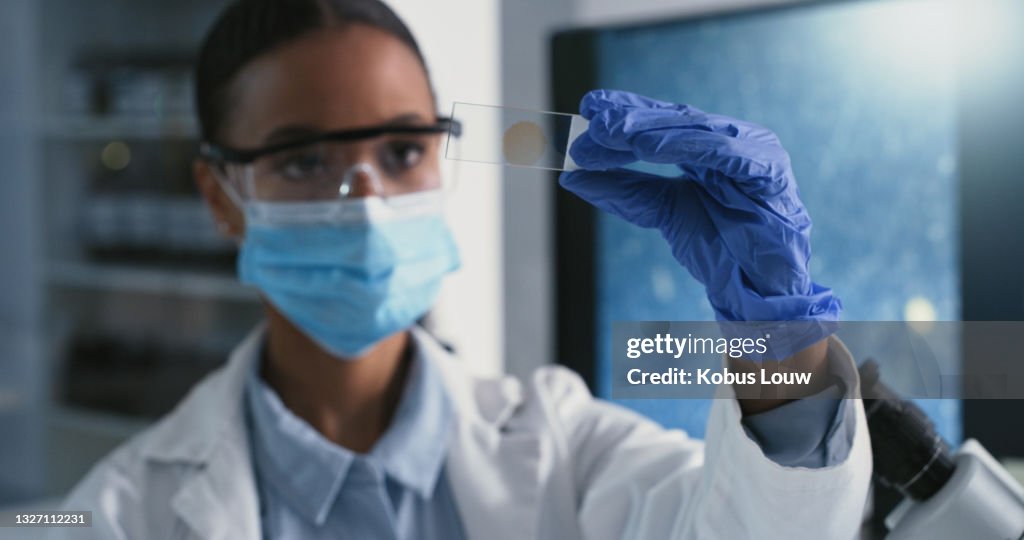 Foto de un científico realizando investigación médica en un laboratorio