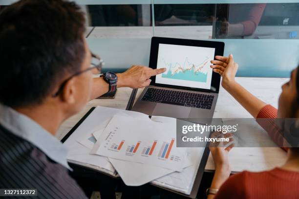 asiatische geschäftsleute, die im büro arbeiten - business person on computer screen stock-fotos und bilder