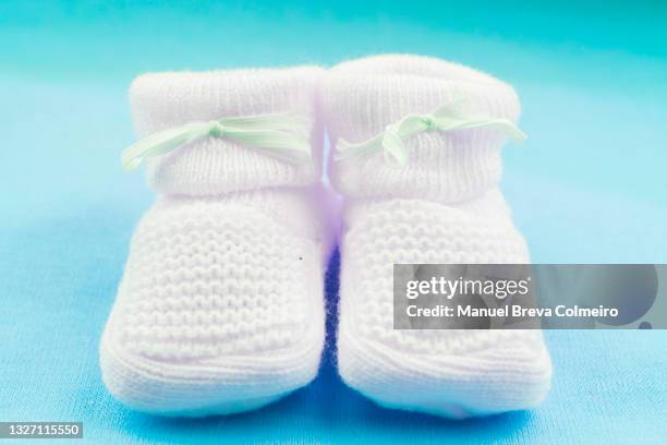 baby booties - 赤ちゃんの靴 ストックフォトと画像