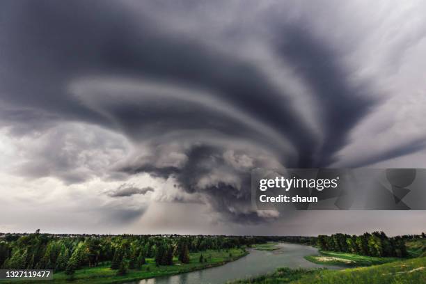 tormenta entrante sobre el río bow en calgary - meteorología extrema fotografías e imágenes de stock