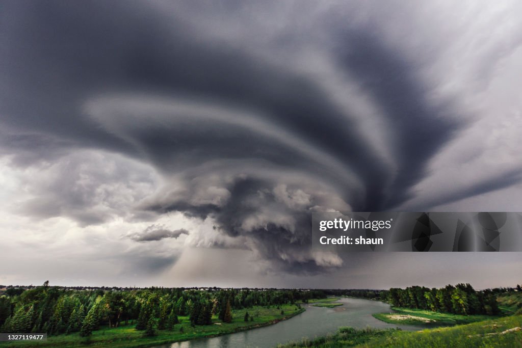 Tempête entrante sur la rivière Bow à Calgary