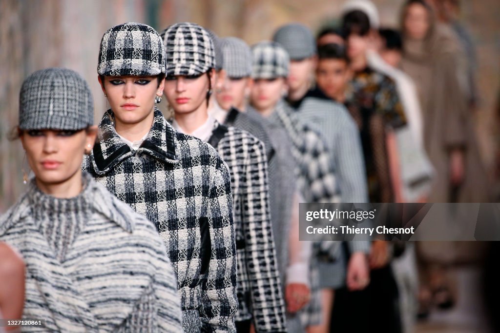 Christian Dior : Runway - Paris Fashion Week - Haute Couture Fall/Winter 2021/2022