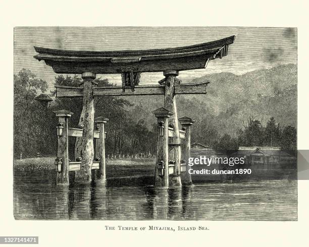 illustrations, cliparts, dessins animés et icônes de porte torii au temple de miyajima, sanctuaire d’itsukushima, japon, 19ème siècle - shinto