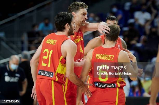 Alex Abrines, Pau Gasol, Willy Hernangomez and Sergio Rodriguez of Spain and xxxxxxxxx of Iran during fiendrly match between Spain and Iran to...