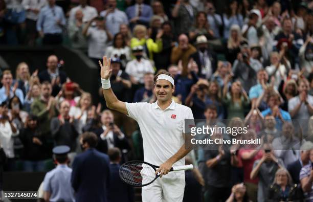 Roger Federer of Switzerland celebrates victory after winning his Men's Singles Fourth Round match against Lorenzo Sonego of Italy during Day Seven...
