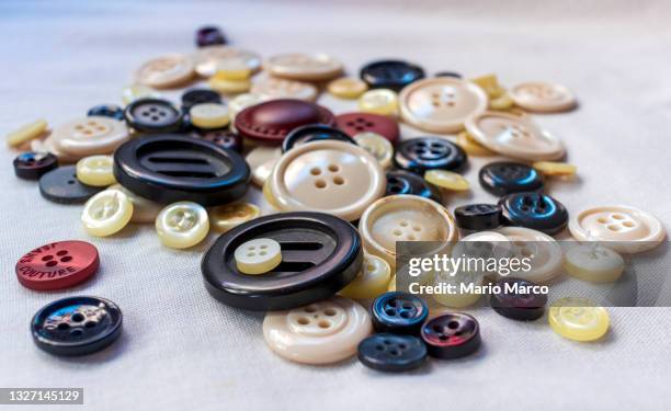 sewing buttons - button sewing item stock-fotos und bilder