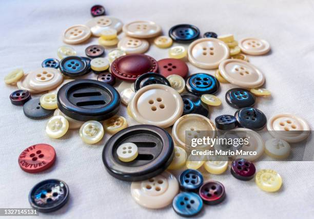 sewing buttons - button sewing item stock-fotos und bilder