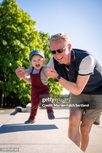 grandpa playing with his grandbaby in a park - vigeland sculpture park fotografías e imágenes de stock