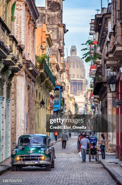 green classic car in the streets of la habana, cuba - la habana stockfoto's en -beelden