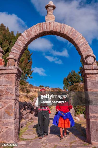 pareja peruana en la isla taquile, lago titicaca, perú - quechuas fotografías e imágenes de stock