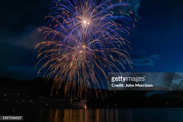 independence day (july 4th) celebration fireworks in usa - 4th of july with wine imagens e fotografias de stock