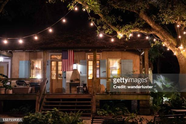 louisiana cottage creolo francese di notte - lafayette louisiana foto e immagini stock