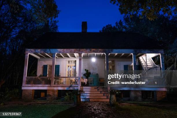 louisiana french creole cottage at night - lafayette luisiana imagens e fotografias de stock