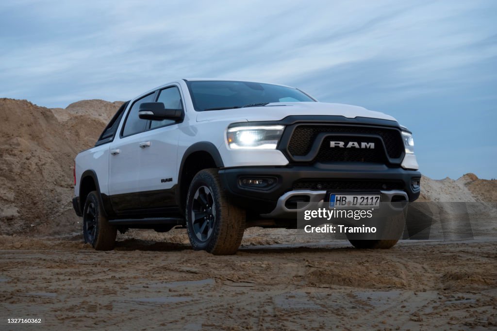 RAM 1500 Pick-up auf ungemachter Straße
