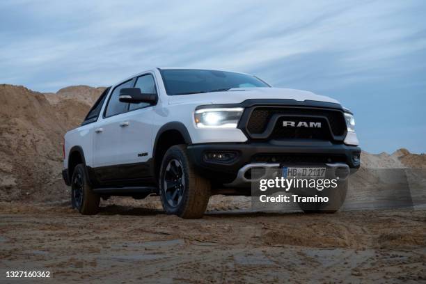 ram 1500 pick-up en carretera sin hacer - ram fotografías e imágenes de stock