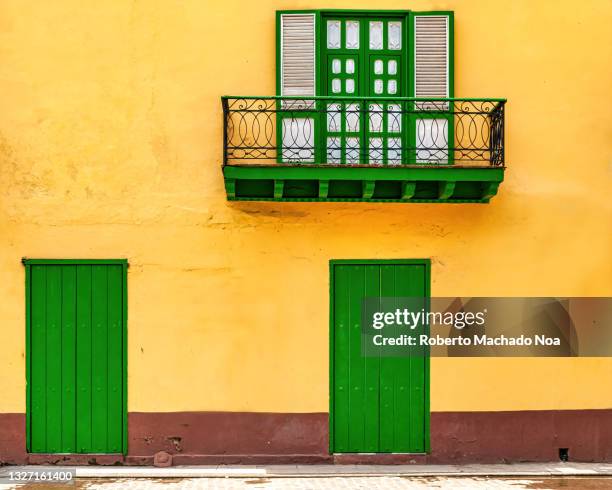 colonial entrance doors and balcony, cuba - havana door stock pictures, royalty-free photos & images