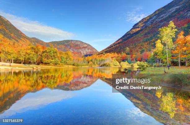 saco lake in crawford notch, new hampshire - white mountain national forest stockfoto's en -beelden