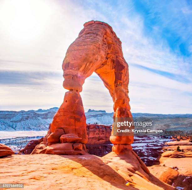 delicate arch at arches national park - utah, in winter - felsformation stock-fotos und bilder