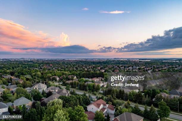 vista aérea de rutherford road y islington ave., casa unifamiliar y dúplex en woodbridge en vaughan, ontario, canadá - ontario canadá fotografías e imágenes de stock