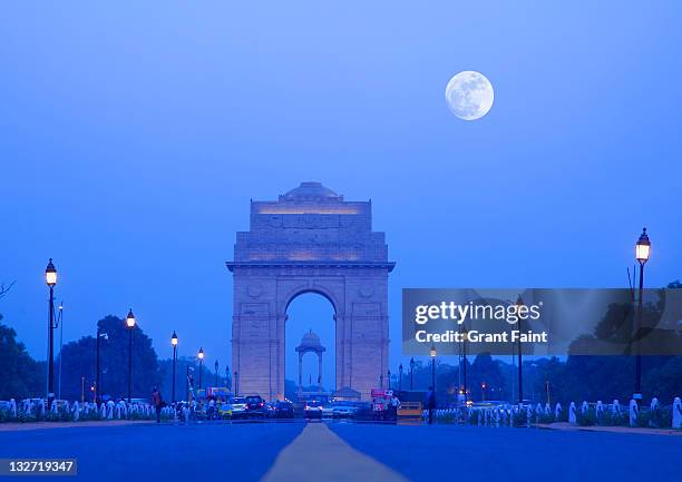 monument at twilight. - india gate new delhi stock pictures, royalty-free photos & images