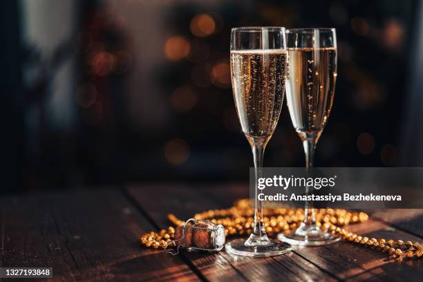 close-up of glasses with champagne - bulles champagne photos et images de collection