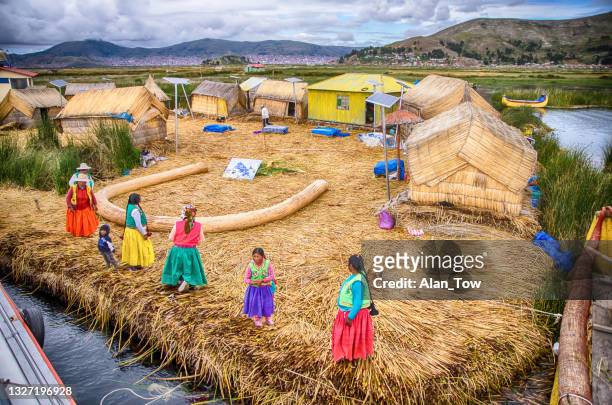 familia de pueblos flotantes isla lago titicaca, puno, perú - lago titicaca fotografías e imágenes de stock