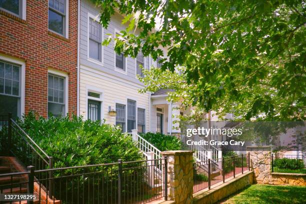 row of townhouses - arlington virginia imagens e fotografias de stock