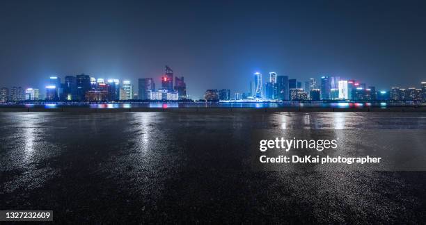 hangzhou skyline at night - low angle view street stockfoto's en -beelden