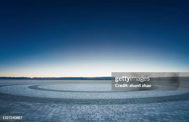 the sun rises from the horizon - empty road foto e immagini stock