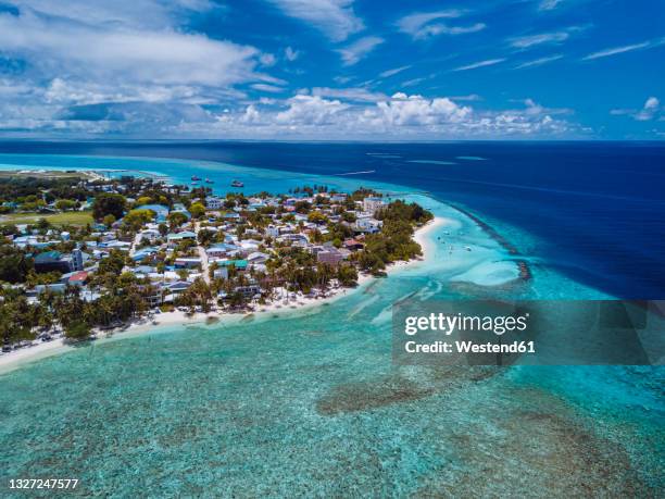 houses on thulusdhoo island under sky, kaafu atoll, maldives - thulusdhoo stock pictures, royalty-free photos & images