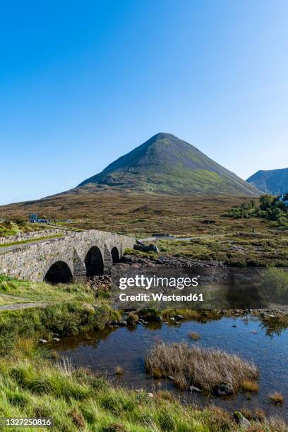 uk, scotland,sligachan,sligachan old bridge with mountain in background - cuillins stockfoto's en -beelden