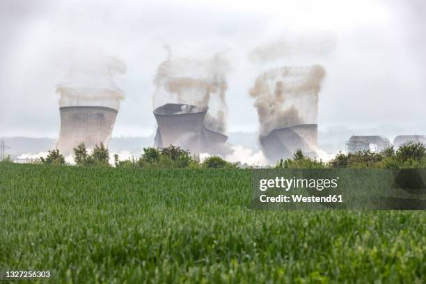 uk, england, rugeley, cooling towers falling down during demolishing process - kühlturm stock-fotos und bilder