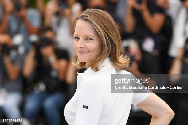 Jodie Foster attends a photocall after winning the Palme D'Or during the 74th annual Cannes Film Festival on July 06, 2021 in Cannes, France.