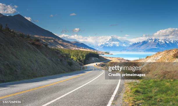 natürliche bedingung grün natur schnee bergblick entlang der straße in neuseeland morgen - summer new zealand stock-fotos und bilder