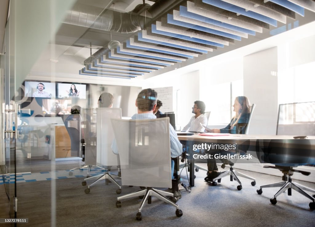 Business-Team mit Videokonferenz im Büro