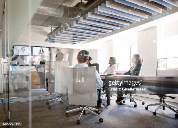 business-team mit videokonferenz im büro - konferenzraum stock-fotos und bilder