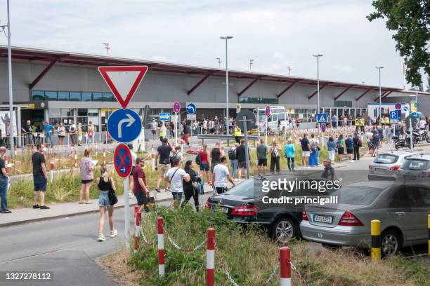 menschen warten stundenlang in der schlange auf te covid-impfstoff in tegel, berlin, deutschland - tegel airport in berlin stock-fotos und bilder
