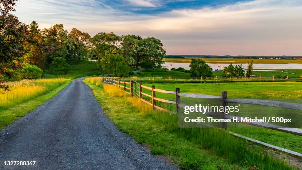 empty road amidst field against sky,united states,usa - massachusetts stockfoto's en -beelden