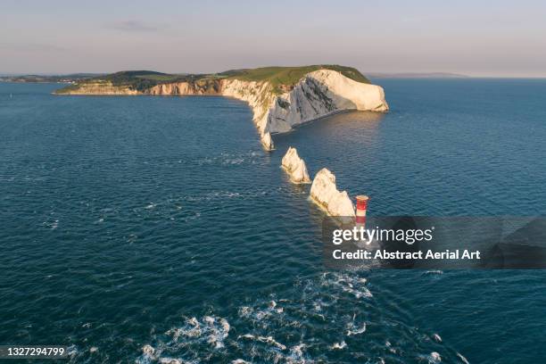 the needles seen from a drone point of view, isle of wight, united kingdom - the solent stockfoto's en -beelden