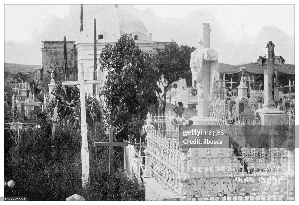 Fotografía antigua en blanco y negro: Cementerio de Santa Clara, Cuba